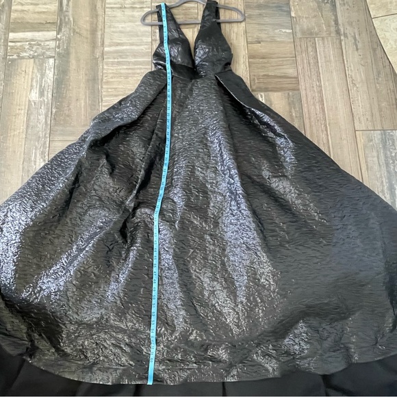 Mac Duggal BROCADE V NECK BALLGOWN size 6 - Picture 10 of 14